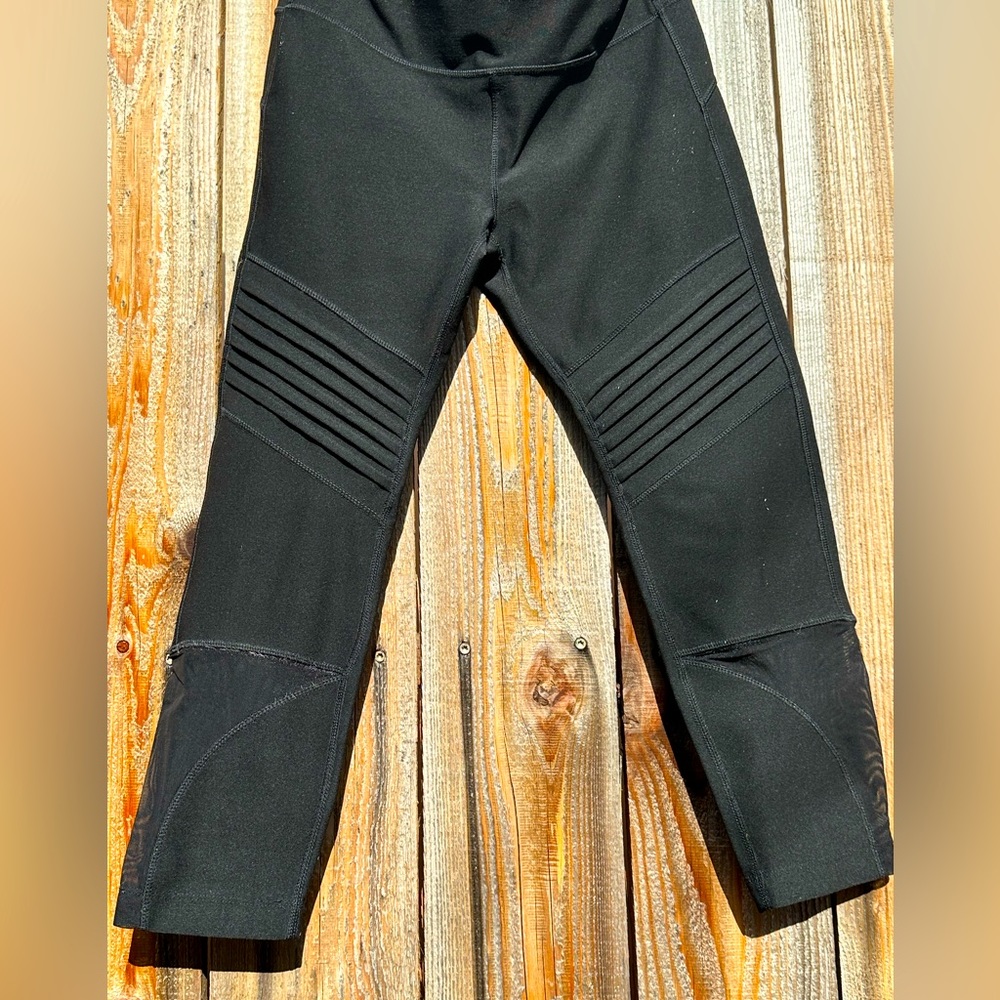 Mid-Calf Leggings.
SIZE: S (4-6)
COLOR: Black
BRAND: Avia